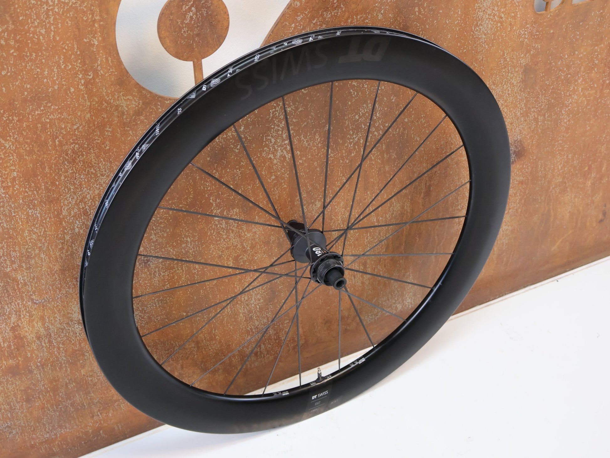 Laufrad/Laufradsatz von Dt Swiss, DT SWISS ARC 1100 DICUT CARBON 62 DISC LAUFRADSATZ / SRAM XDR vor USEDBIKES-OB.DE Hintergrund