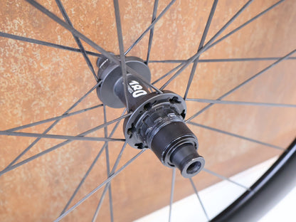 Laufrad/Laufradsatz von Dt Swiss, DT SWISS ARC 1100 DICUT CARBON 62 DISC LAUFRADSATZ / SRAM XDR vor USEDBIKES-OB.DE Hintergrund
