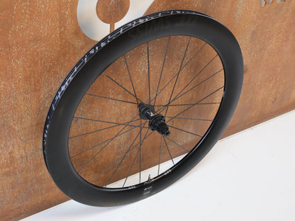 Laufrad/Laufradsatz von Dt Swiss, DT SWISS ARC 1100 DICUT CARBON 62 DISC LAUFRADSATZ / SRAM XDR vor USEDBIKES-OB.DE Hintergrund