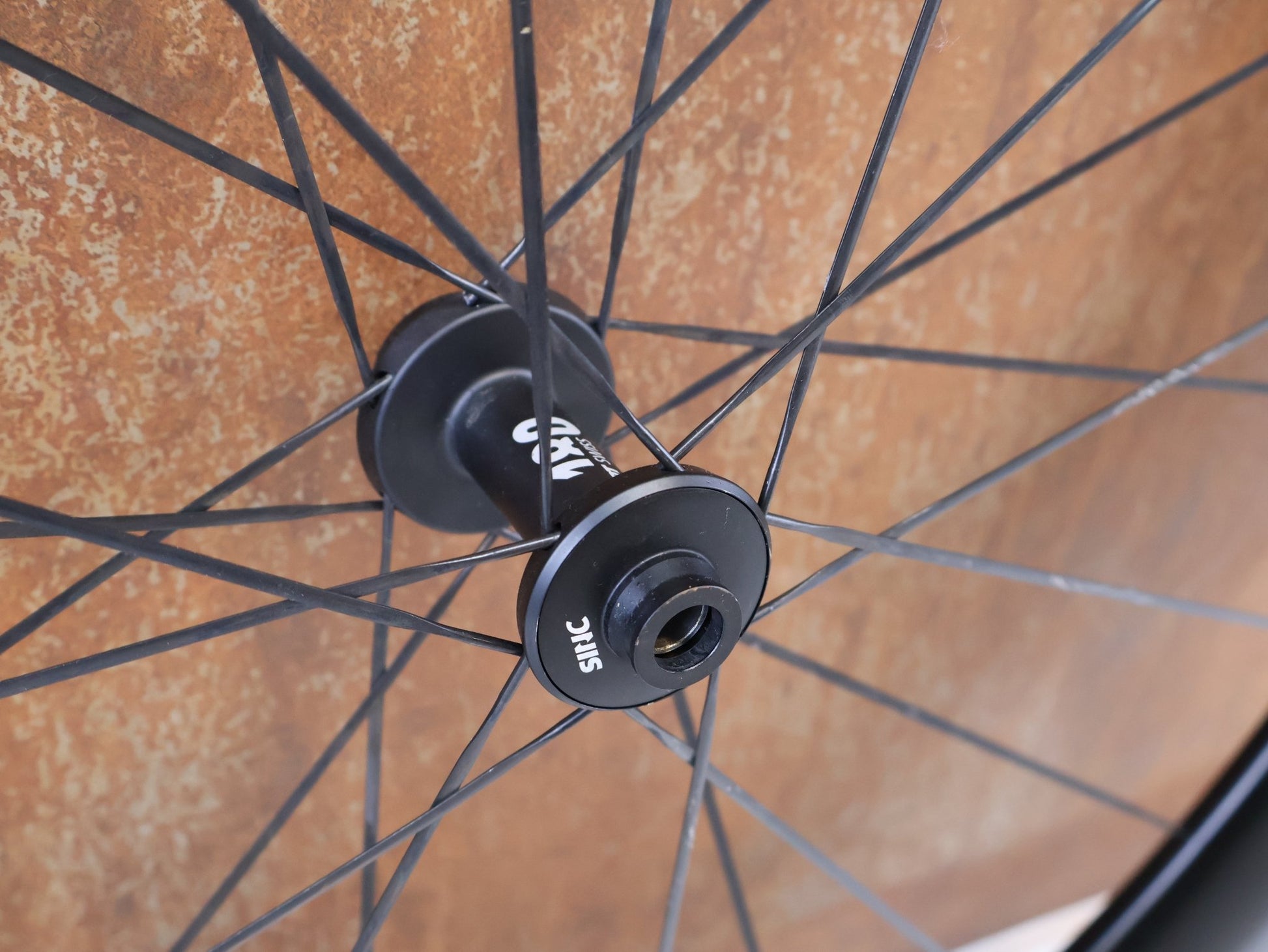 Laufrad/Laufradsatz von Dt Swiss, DT SWISS ARC 1100 DICUT CARBON 62 DISC LAUFRADSATZ / SRAM XDR vor USEDBIKES-OB.DE Hintergrund