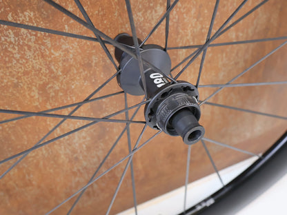Laufrad/Laufradsatz von Dt Swiss, DT SWISS ARC 1100 DICUT CARBON 62 DISC LAUFRADSATZ / SRAM XDR vor USEDBIKES-OB.DE Hintergrund