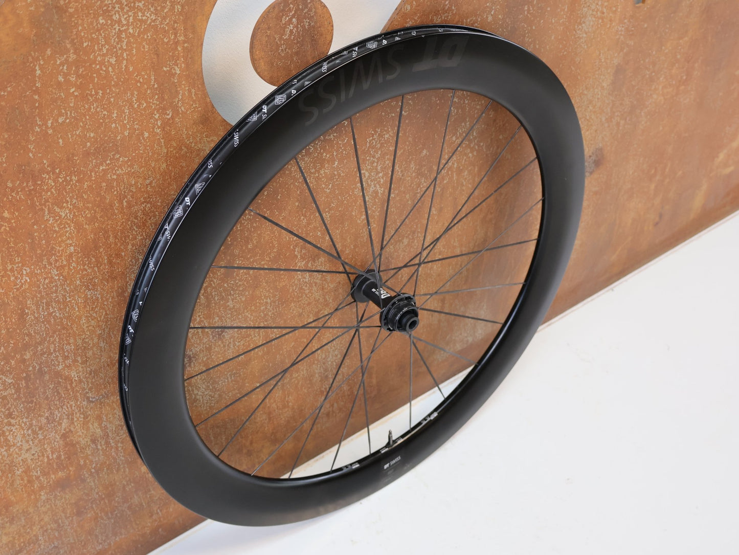 Laufrad/Laufradsatz von Dt Swiss, DT SWISS ARC 1100 DICUT CARBON 62 DISC LAUFRADSATZ / SRAM XDR vor USEDBIKES-OB.DE Hintergrund