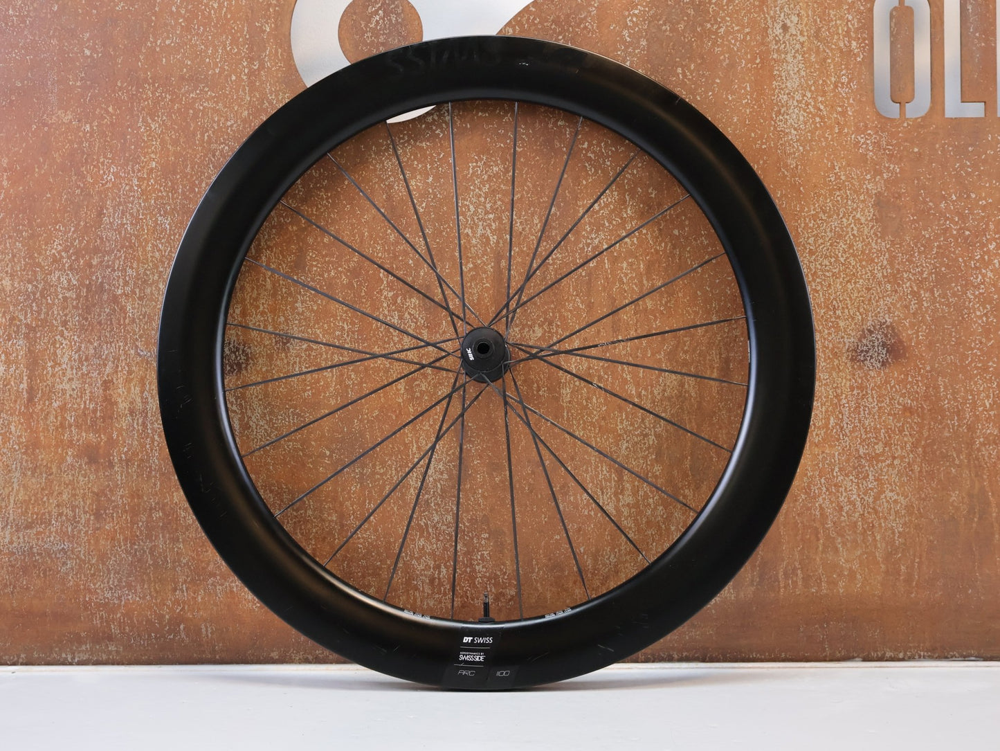Laufrad/Laufradsatz von Dt Swiss, DT SWISS ARC 1100 DICUT CARBON 62 DISC LAUFRADSATZ / SRAM XDR vor USEDBIKES-OB.DE Hintergrund