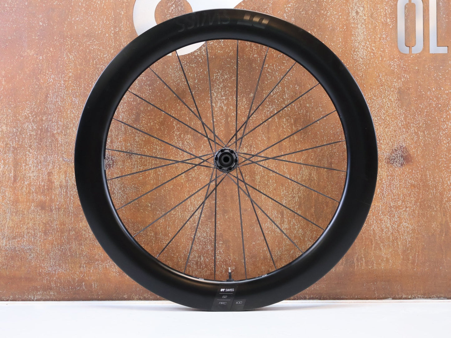 Laufrad/Laufradsatz von Dt Swiss, DT SWISS ARC 1100 DICUT CARBON 62 DISC LAUFRADSATZ / SRAM XDR vor USEDBIKES-OB.DE Hintergrund