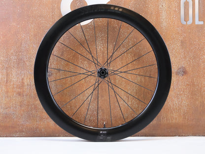 Laufrad/Laufradsatz von Dt Swiss, DT SWISS ARC 1100 DICUT CARBON 62 DISC LAUFRADSATZ / SRAM XDR vor USEDBIKES-OB.DE Hintergrund