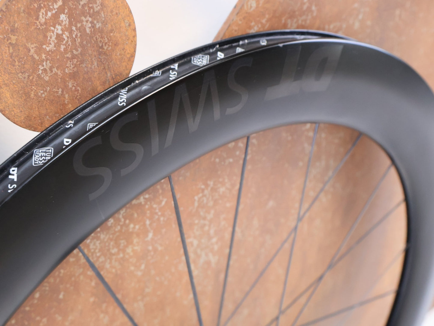 Laufrad/Laufradsatz von Dt Swiss, DT SWISS ARC 1100 DICUT CARBON 62 DISC LAUFRADSATZ / SRAM XDR vor USEDBIKES-OB.DE Hintergrund