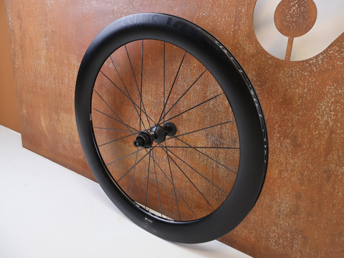Laufrad/Laufradsatz von Dt Swiss, DT SWISS ARC 1100 DICUT CARBON 62 DISC LAUFRADSATZ XDR vor USEDBIKES-OB.DE Hintergrund