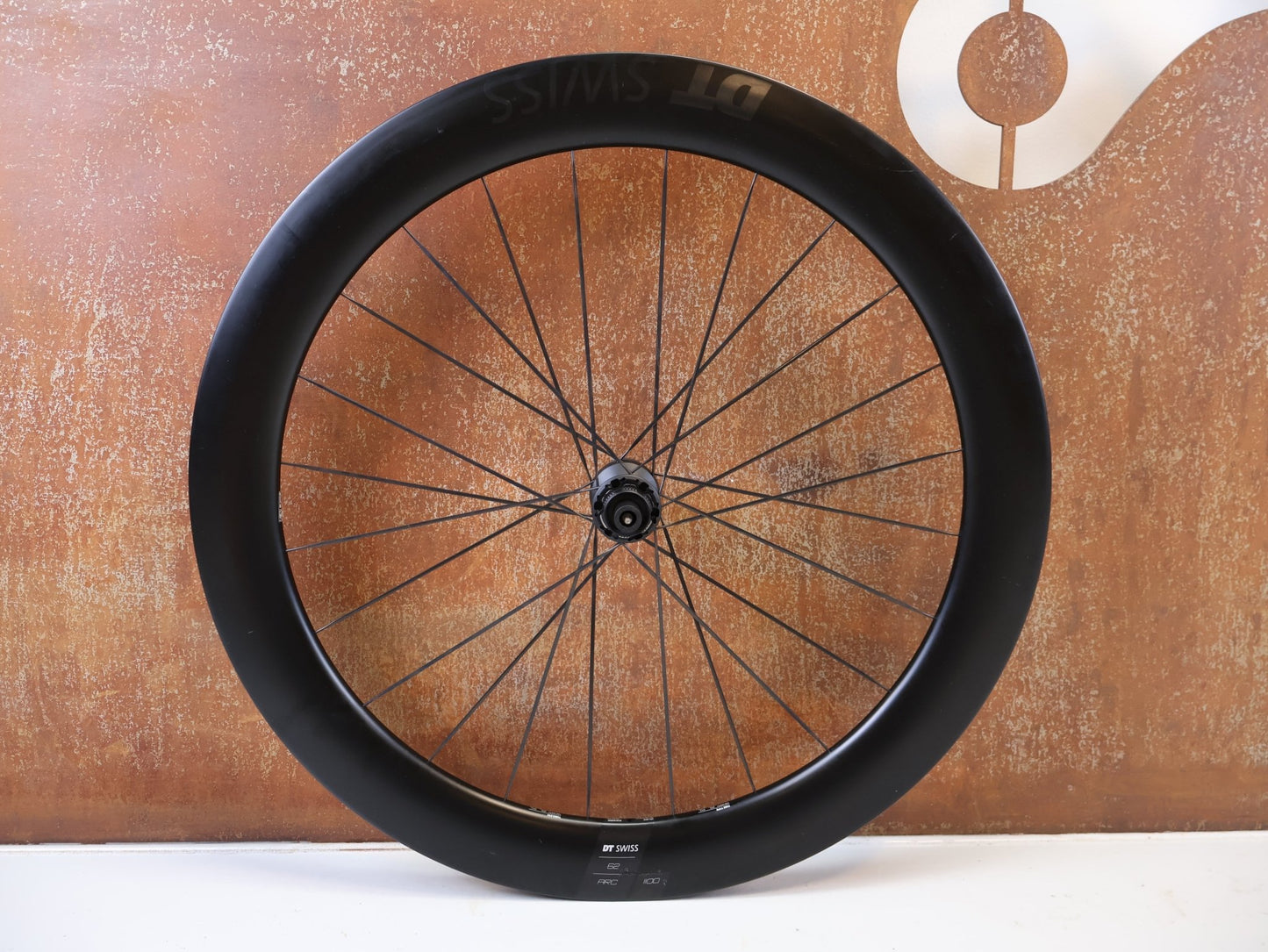 Laufrad/Laufradsatz von Dt Swiss, DT SWISS ARC 1100 DICUT CARBON 62 DISC LAUFRADSATZ XDR vor USEDBIKES-OB.DE Hintergrund