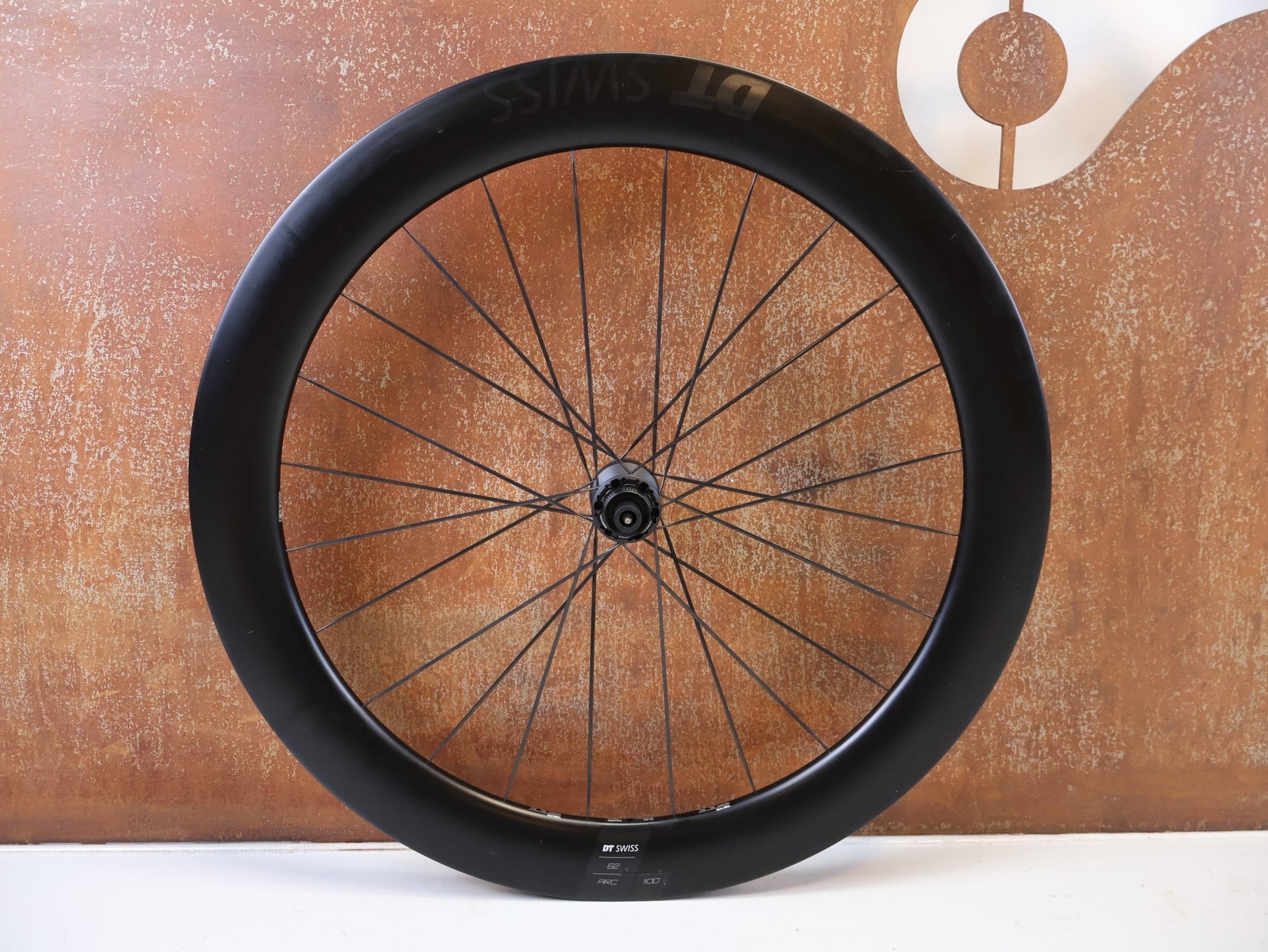 Laufrad/Laufradsatz von Dt Swiss, DT SWISS ARC 1100 DICUT CARBON 62 DISC LAUFRADSATZ XDR vor USEDBIKES-OB.DE Hintergrund