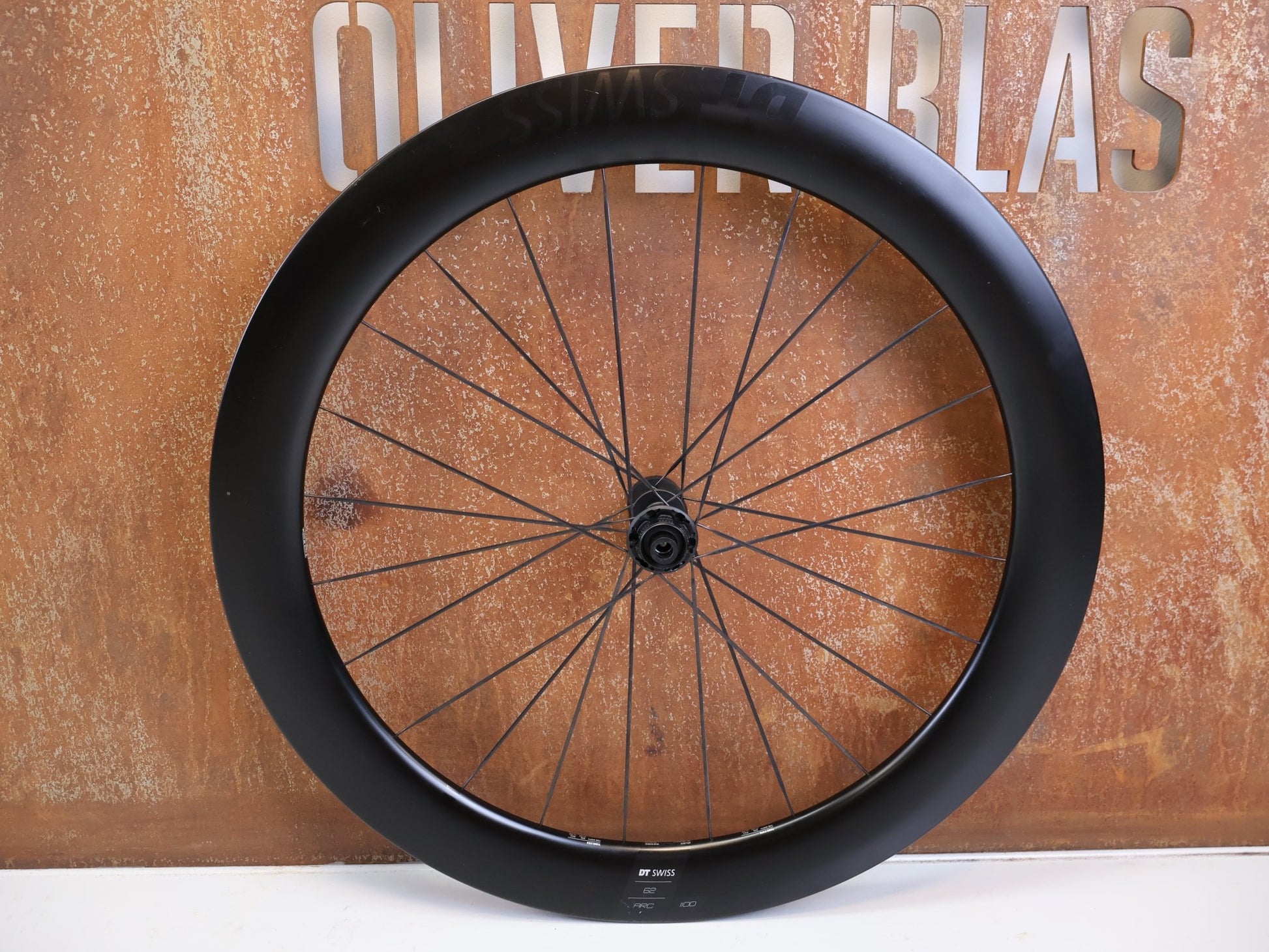 Laufrad/Laufradsatz von Dt Swiss, DT SWISS ARC 1100 DICUT CARBON 62 DISC LAUFRADSATZ XDR vor USEDBIKES-OB.DE Hintergrund