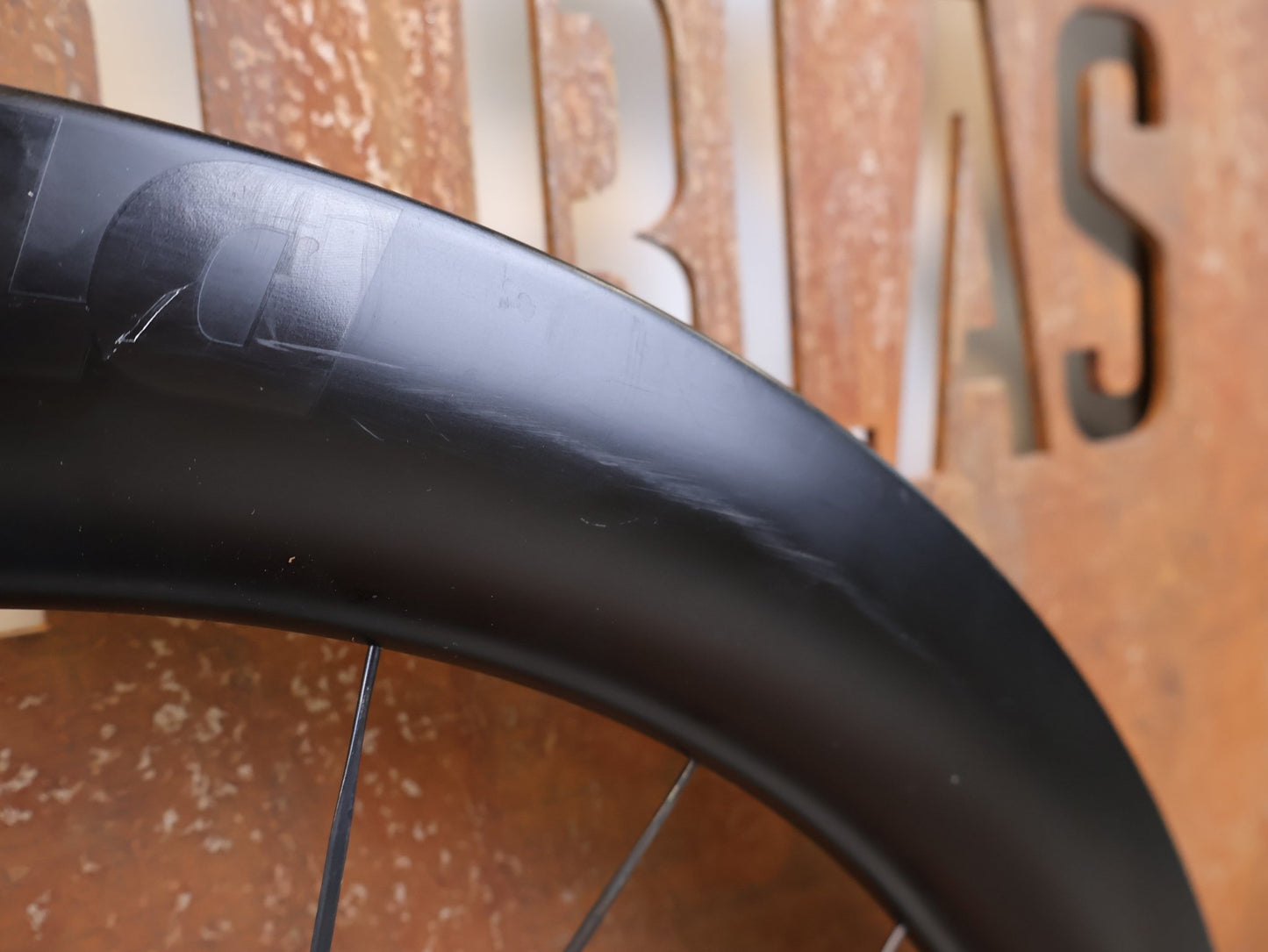 Laufrad/Laufradsatz von Dt Swiss, DT SWISS ARC 1100 DICUT CARBON 62 DISC LAUFRADSATZ XDR vor USEDBIKES-OB.DE Hintergrund