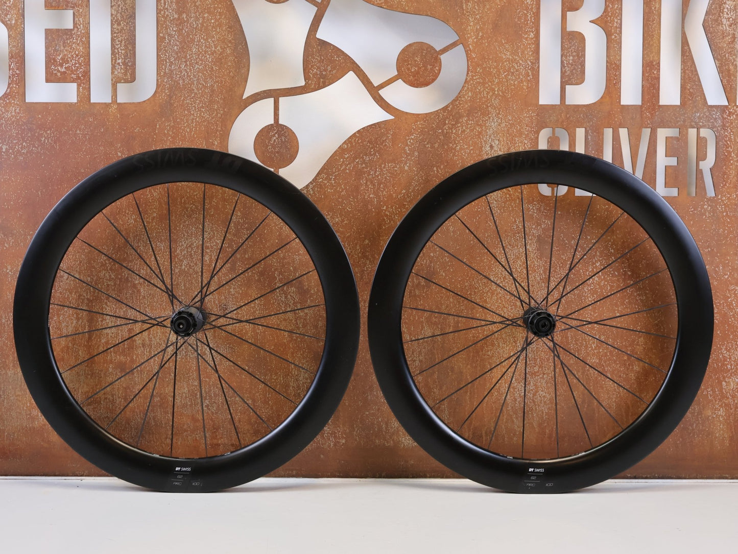 Laufrad/Laufradsatz von Dt Swiss, DT SWISS ARC 1100 DICUT CARBON 62 DISC LAUFRADSATZ XDR vor USEDBIKES-OB.DE Hintergrund