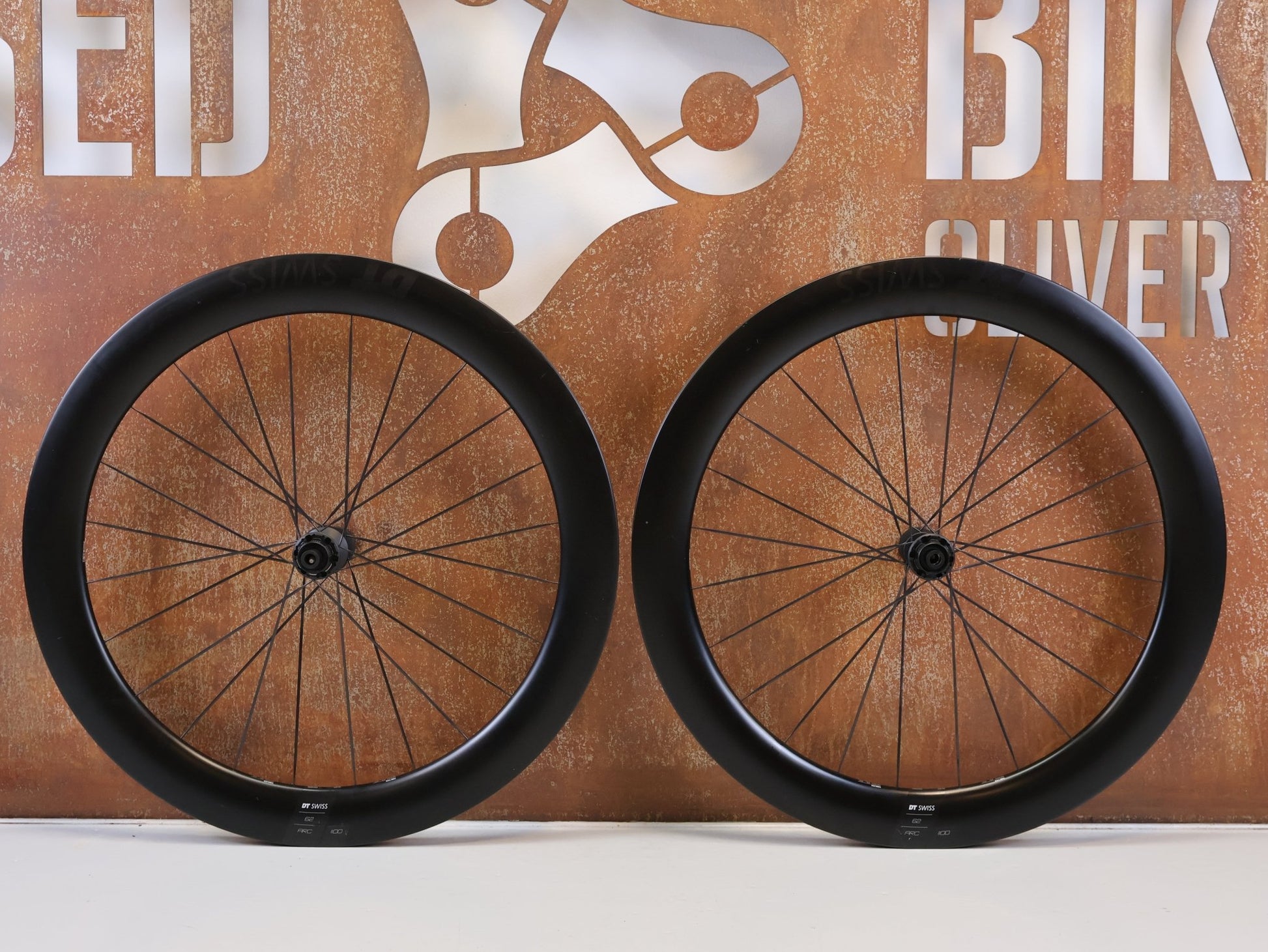 Laufrad/Laufradsatz von Dt Swiss, DT SWISS ARC 1100 DICUT CARBON 62 DISC LAUFRADSATZ XDR vor USEDBIKES-OB.DE Hintergrund
