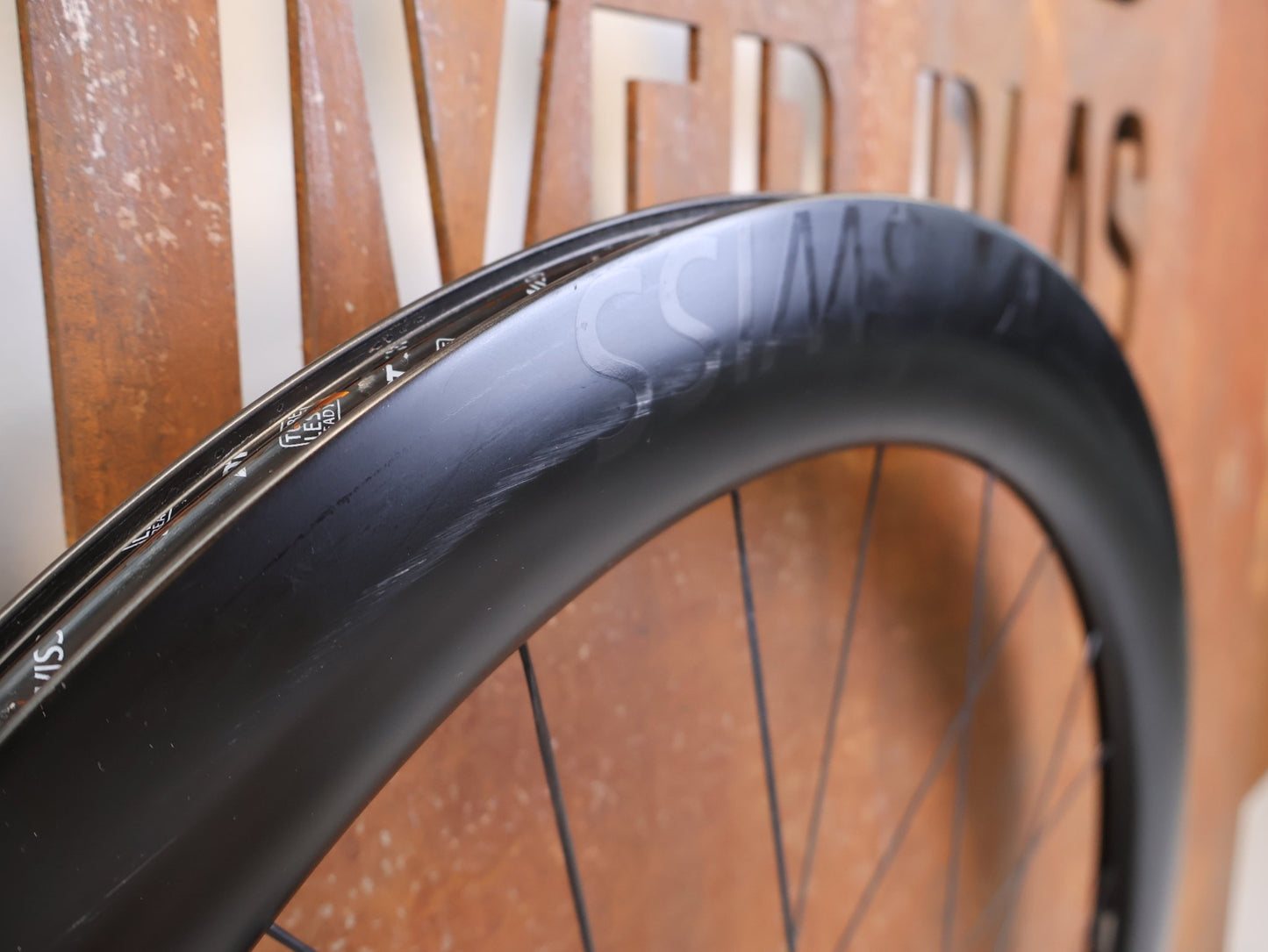 Laufrad/Laufradsatz von Dt Swiss, DT SWISS ARC 1100 DICUT CARBON 62 DISC LAUFRADSATZ XDR vor USEDBIKES-OB.DE Hintergrund