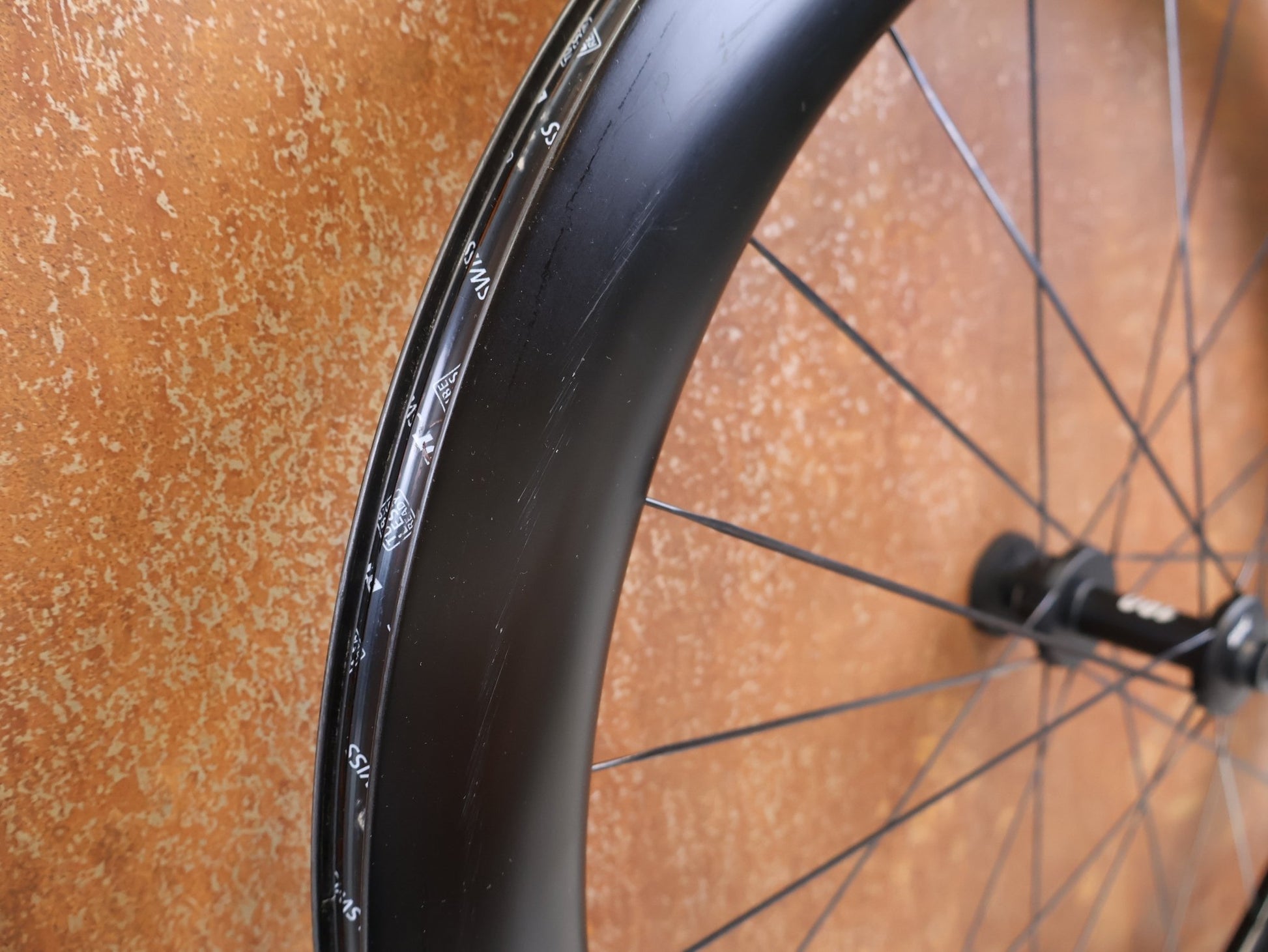 Laufrad/Laufradsatz von Dt Swiss, DT SWISS ARC 1100 DICUT CARBON 62 DISC LAUFRADSATZ XDR vor USEDBIKES-OB.DE Hintergrund