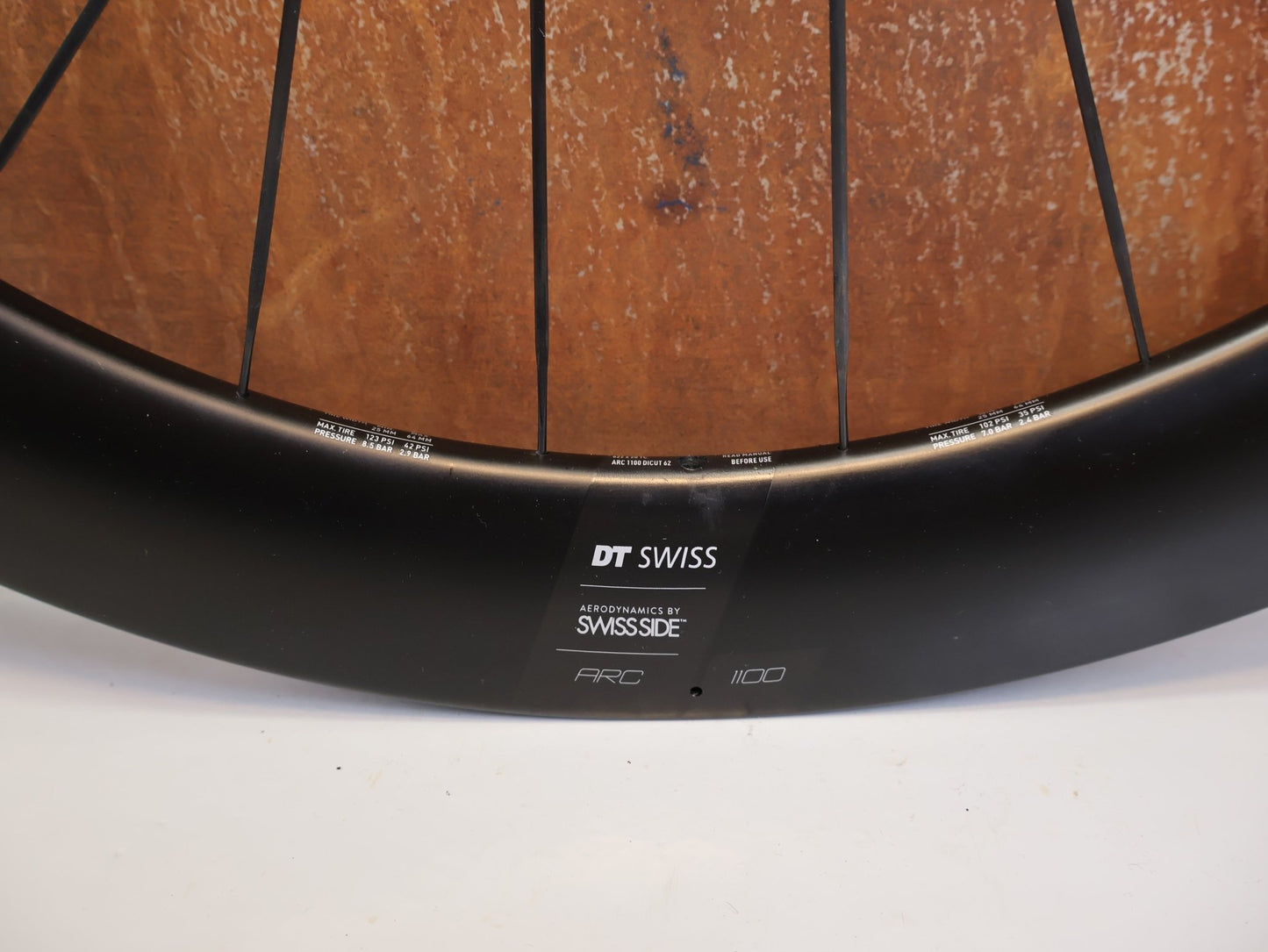 Laufrad/Laufradsatz von Dt Swiss, DT SWISS ARC 1100 DICUT CARBON 62 DISC LAUFRADSATZ XDR vor USEDBIKES-OB.DE Hintergrund