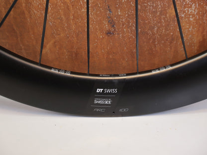 Laufrad/Laufradsatz von Dt Swiss, DT SWISS ARC 1100 DICUT CARBON 62 DISC LAUFRADSATZ XDR vor USEDBIKES-OB.DE Hintergrund