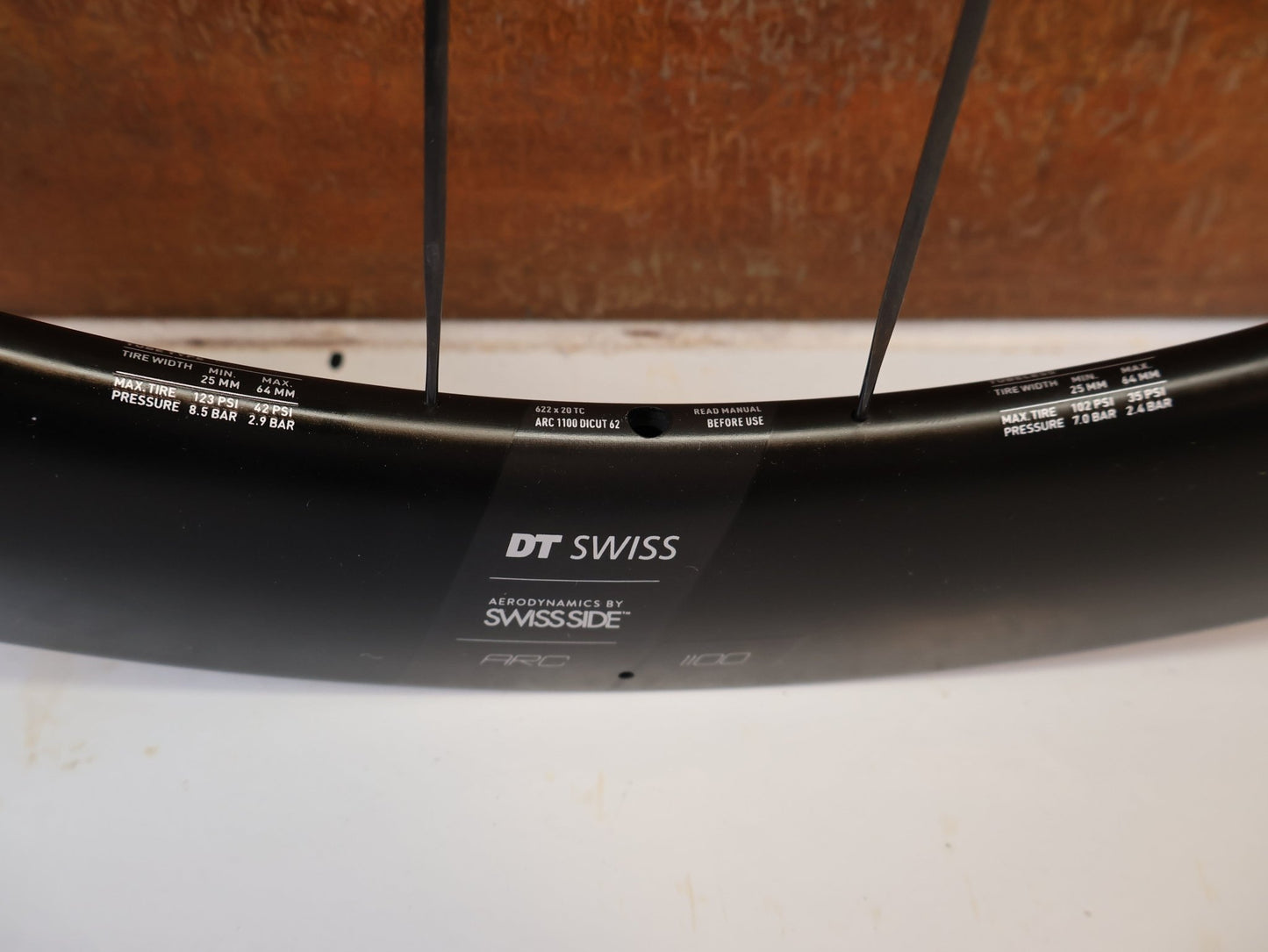 Laufrad/Laufradsatz von Dt Swiss, DT SWISS ARC 1100 DICUT CARBON 62 DISC LAUFRADSATZ XDR vor USEDBIKES-OB.DE Hintergrund
