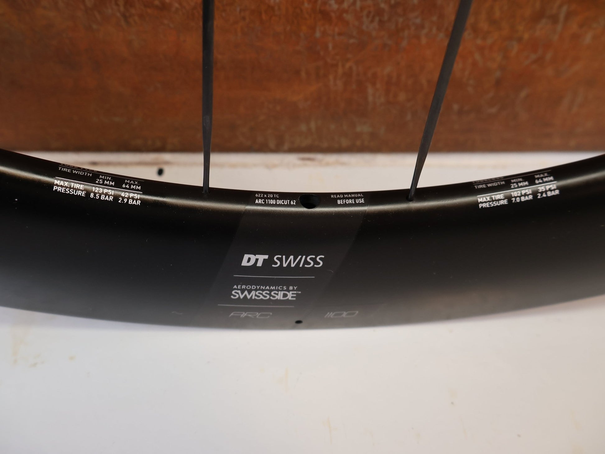 Laufrad/Laufradsatz von Dt Swiss, DT SWISS ARC 1100 DICUT CARBON 62 DISC LAUFRADSATZ XDR vor USEDBIKES-OB.DE Hintergrund