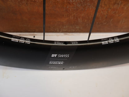 Laufrad/Laufradsatz von Dt Swiss, DT SWISS ARC 1100 DICUT CARBON 62 DISC LAUFRADSATZ XDR vor USEDBIKES-OB.DE Hintergrund