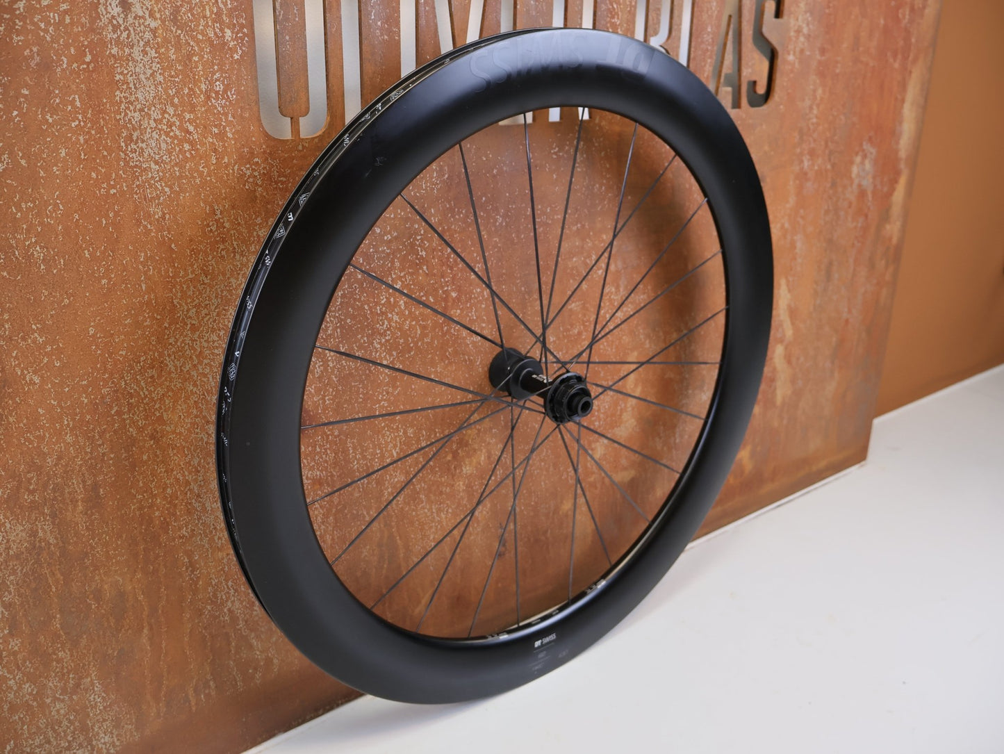 Laufrad/Laufradsatz von Dt Swiss, DT SWISS ARC 1100 DICUT CARBON 62 DISC LAUFRADSATZ XDR vor USEDBIKES-OB.DE Hintergrund