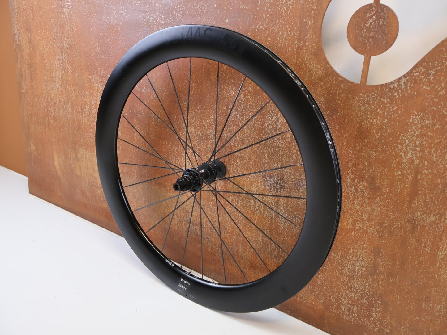 Laufrad/Laufradsatz von Dt Swiss, DT SWISS ARC 1100 DICUT CARBON 62 DISC LAUFRADSATZ XDR vor USEDBIKES-OB.DE Hintergrund