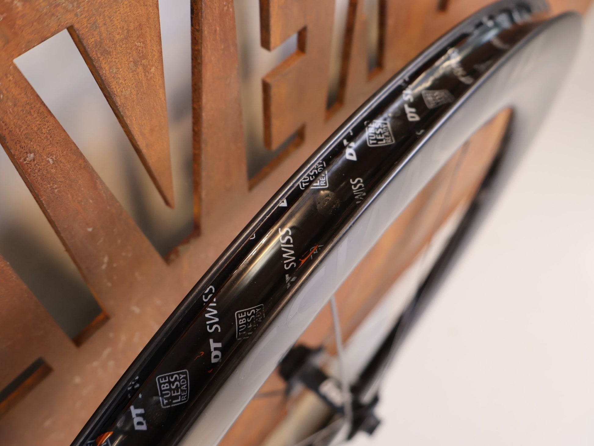 Laufrad/Laufradsatz von Dt Swiss, DT SWISS ARC 1100 DICUT CARBON 62 DISC LAUFRADSATZ XDR vor USEDBIKES-OB.DE Hintergrund