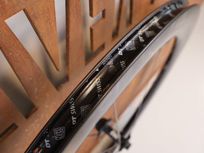 Laufrad/Laufradsatz von Dt Swiss, DT SWISS ARC 1100 DICUT CARBON 62 DISC LAUFRADSATZ XDR vor USEDBIKES-OB.DE Hintergrund