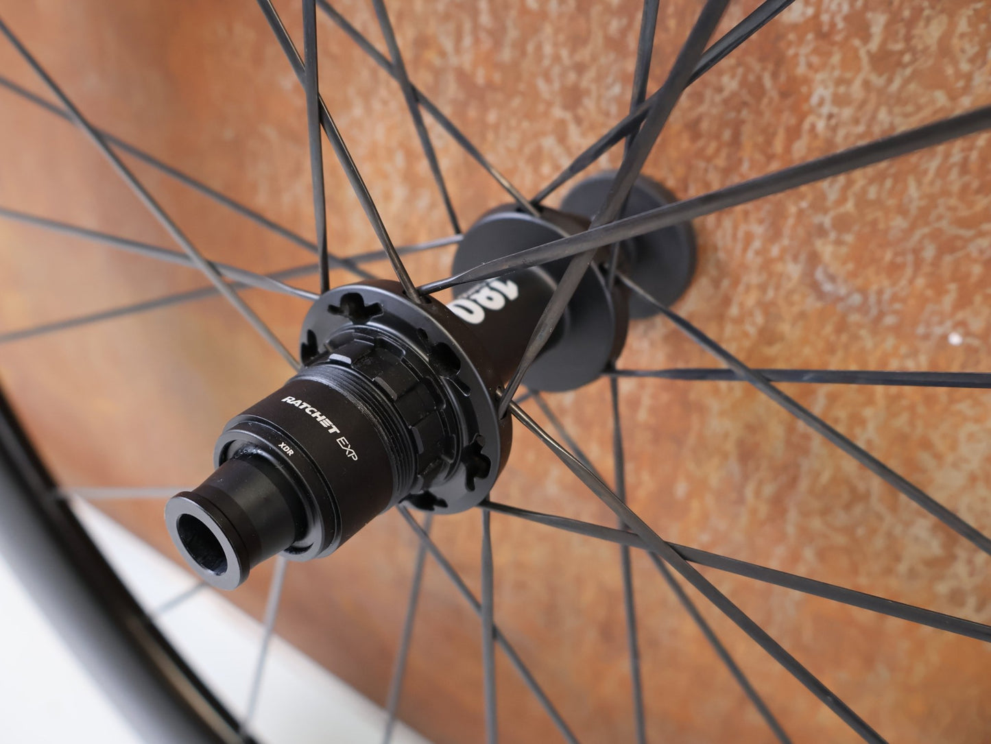 Laufrad/Laufradsatz von Dt Swiss, DT SWISS ARC 1100 DICUT CARBON 62 DISC LAUFRADSATZ XDR vor USEDBIKES-OB.DE Hintergrund
