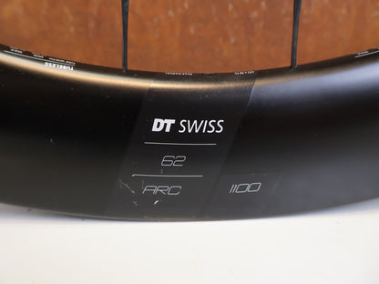 Laufrad/Laufradsatz von Dt Swiss, DT SWISS ARC 1100 DICUT CARBON 62 DISC LAUFRADSATZ XDR vor USEDBIKES-OB.DE Hintergrund