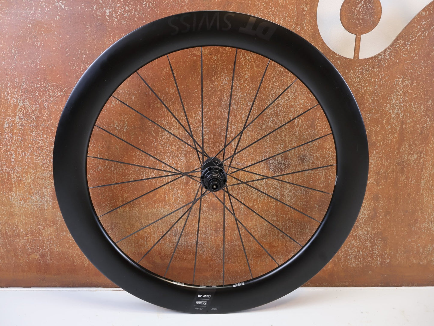 Laufrad/Laufradsatz von Dt Swiss, DT SWISS ARC 1100 DICUT CARBON 62 DISC LAUFRADSATZ XDR vor USEDBIKES-OB.DE Hintergrund