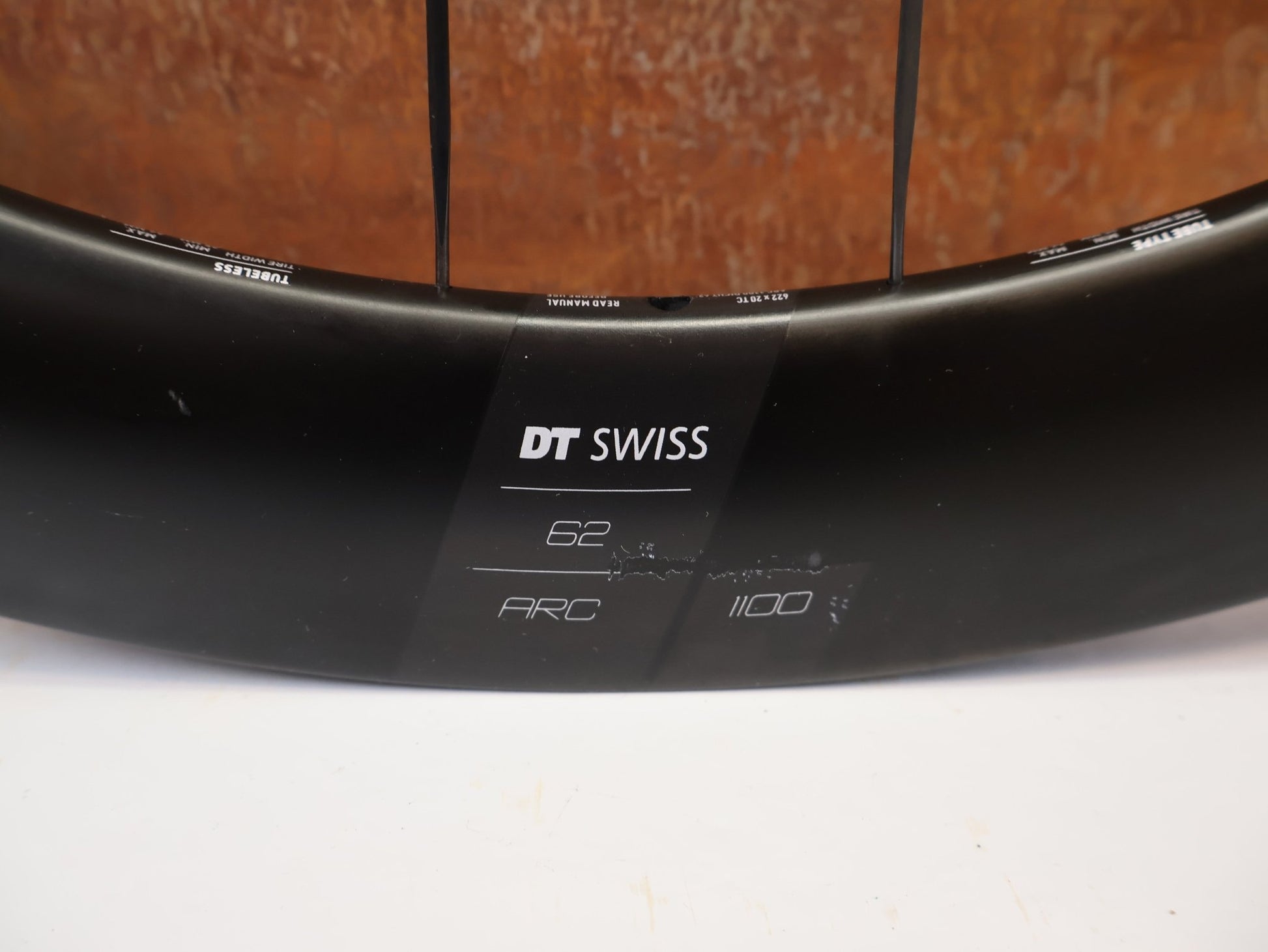 Laufrad/Laufradsatz von Dt Swiss, DT SWISS ARC 1100 DICUT CARBON 62 DISC LAUFRADSATZ XDR vor USEDBIKES-OB.DE Hintergrund