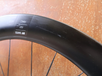 Laufrad/Laufradsatz von Dt Swiss, DT SWISS ARC 1100 DICUT CARBON 62 DISC LAUFRADSATZ XDR vor USEDBIKES-OB.DE Hintergrund