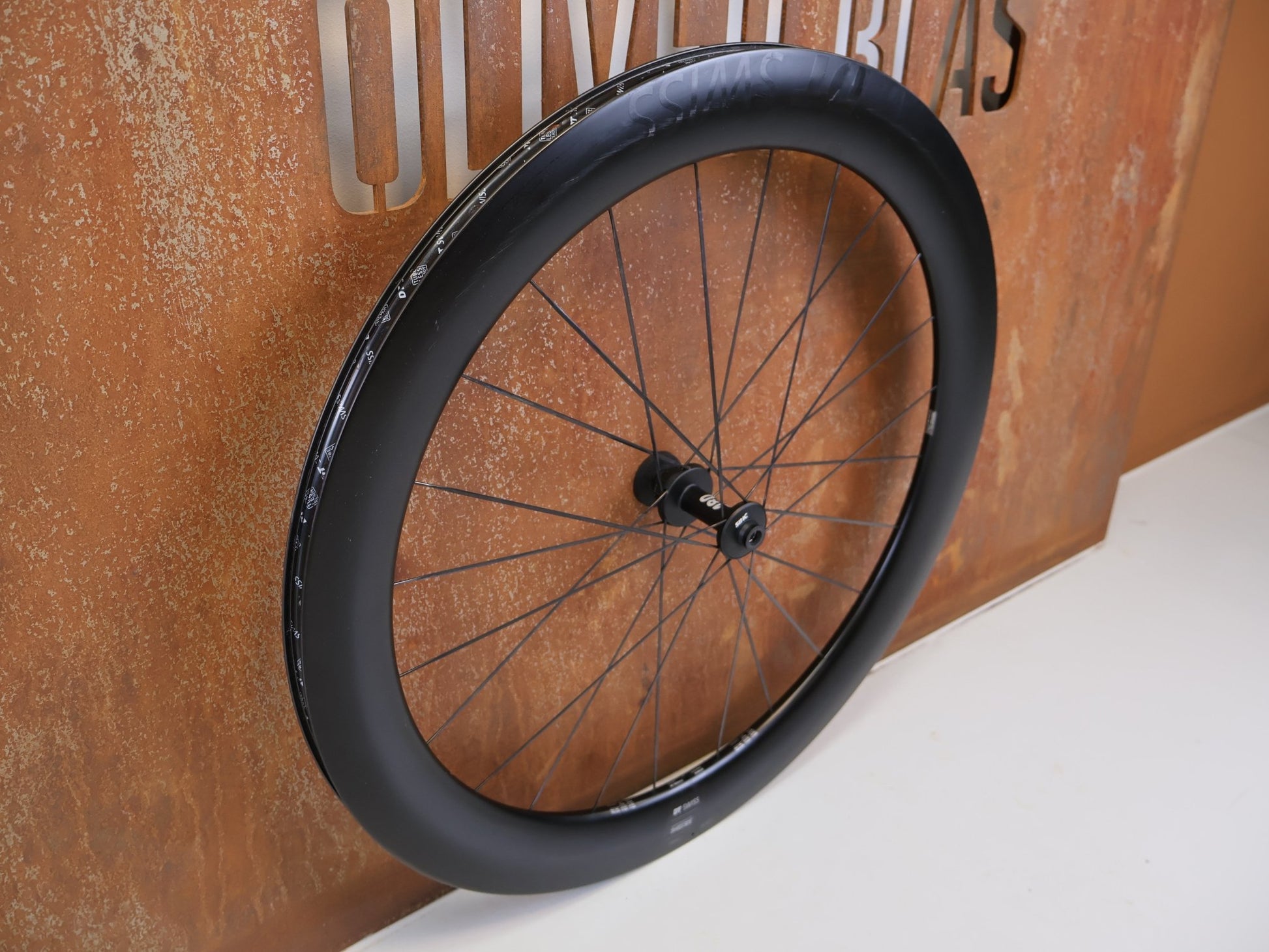 Laufrad/Laufradsatz von Dt Swiss, DT SWISS ARC 1100 DICUT CARBON 62 DISC LAUFRADSATZ XDR vor USEDBIKES-OB.DE Hintergrund