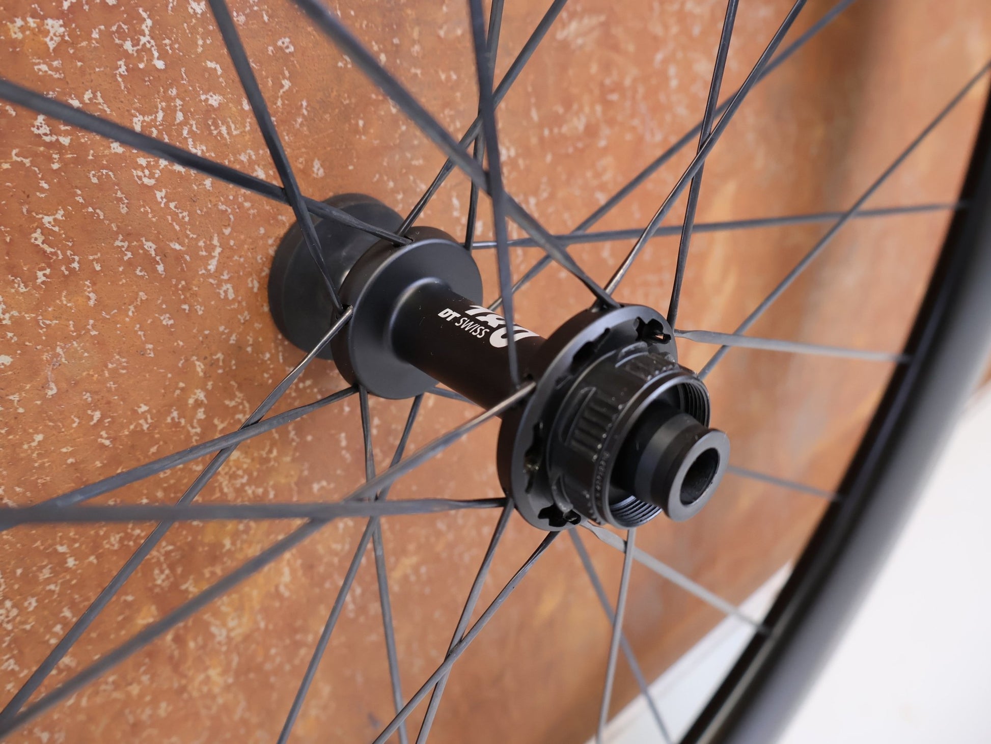 Laufrad/Laufradsatz von Dt Swiss, DT SWISS ARC 1100 DICUT CARBON 62 DISC LAUFRADSATZ XDR vor USEDBIKES-OB.DE Hintergrund