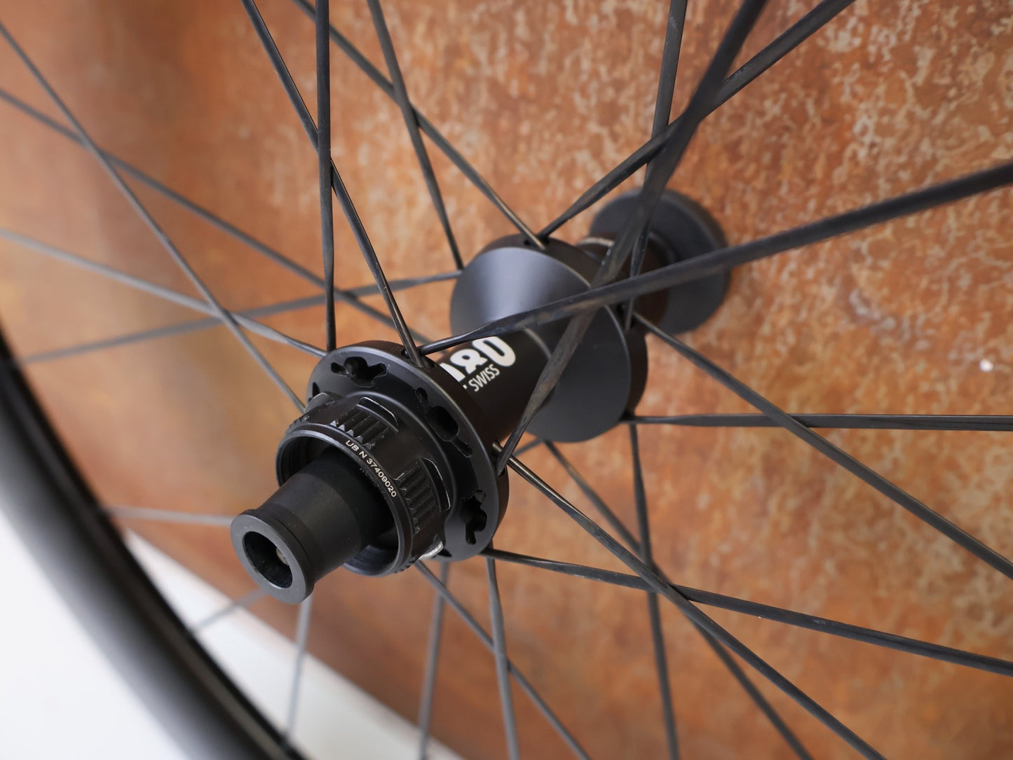 Laufrad/Laufradsatz von Dt Swiss, DT SWISS ARC 1100 DICUT CARBON 62 DISC LAUFRADSATZ XDR vor USEDBIKES-OB.DE Hintergrund
