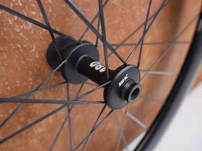 Laufrad/Laufradsatz von Dt Swiss, DT SWISS ARC 1100 DICUT CARBON 62 DISC LAUFRADSATZ XDR vor USEDBIKES-OB.DE Hintergrund
