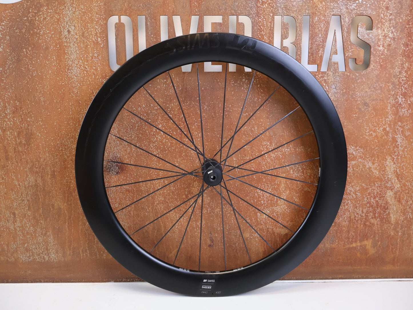 Laufrad/Laufradsatz von Dt Swiss, DT SWISS ARC 1100 DICUT CARBON 62 DISC LAUFRADSATZ XDR vor USEDBIKES-OB.DE Hintergrund