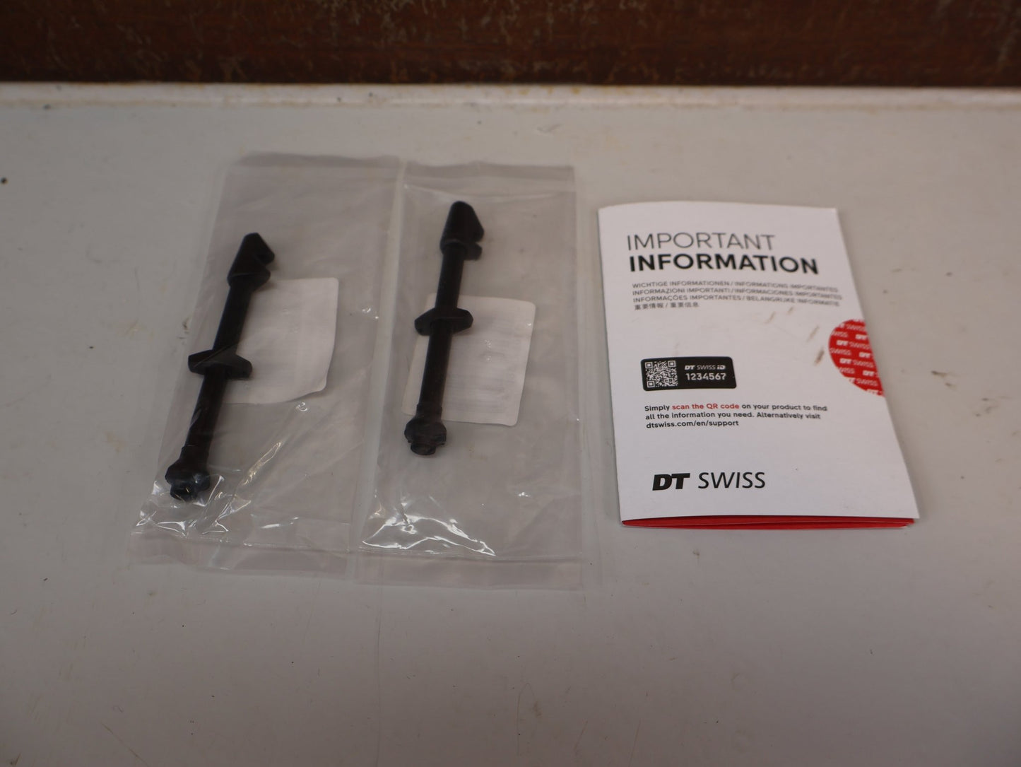 Laufrad/Laufradsatz von Dt Swiss, DT SWISS ARC 1100 DICUT DB 38 BLACK LABEL / CARBON LAUFRADSATZ / DISC / SRAM XDR vor USEDBIKES - OB.DE Hintergrund