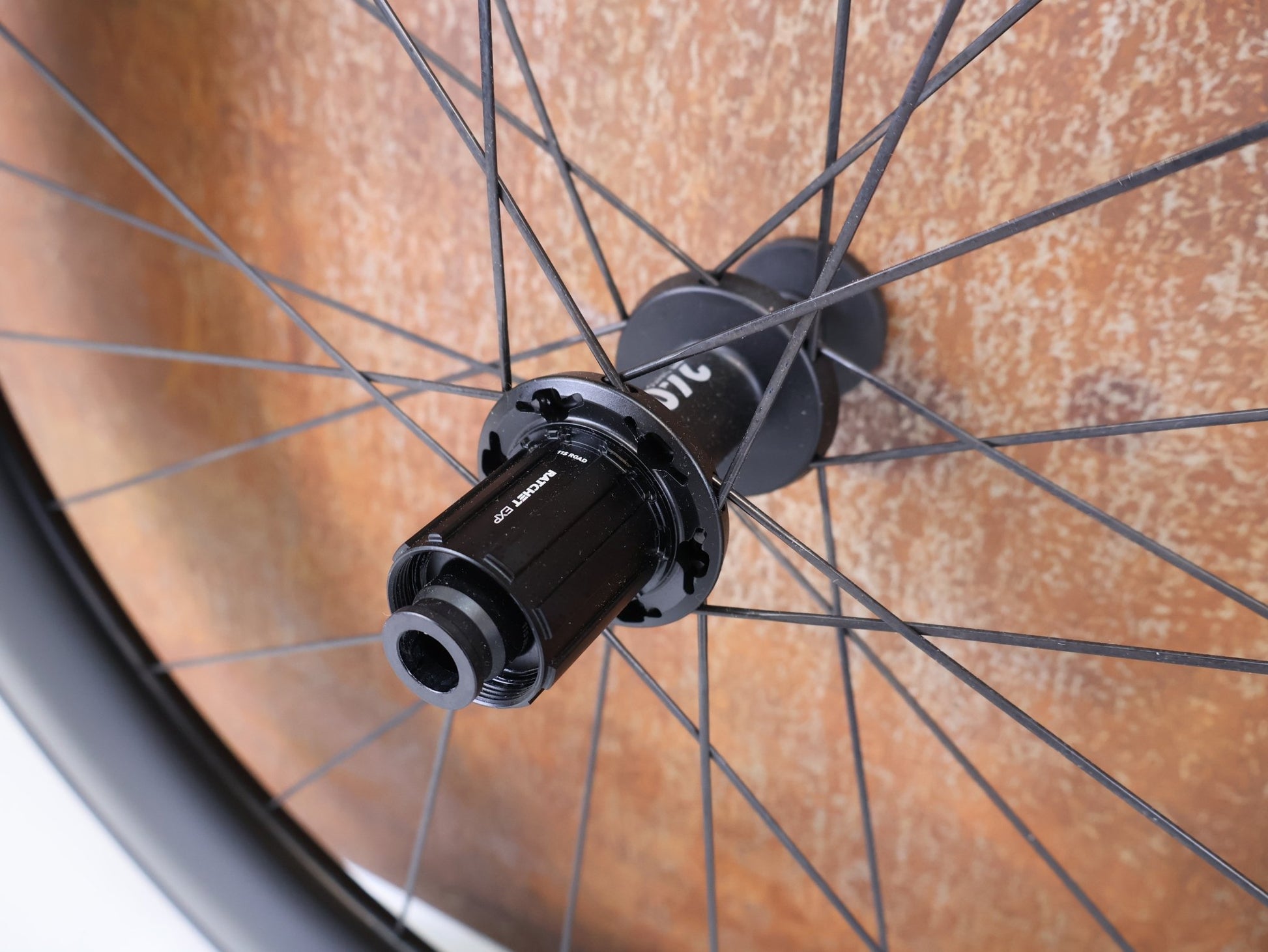 Laufrad/Laufradsatz von Dt Swiss, DT SWISS ARC 1400 DICUT® DB 62 / 80 LAUFRADSATZ – CARBON / DISC / SHIMANO HG vor USEDBIKES - OB.DE Hintergrund
