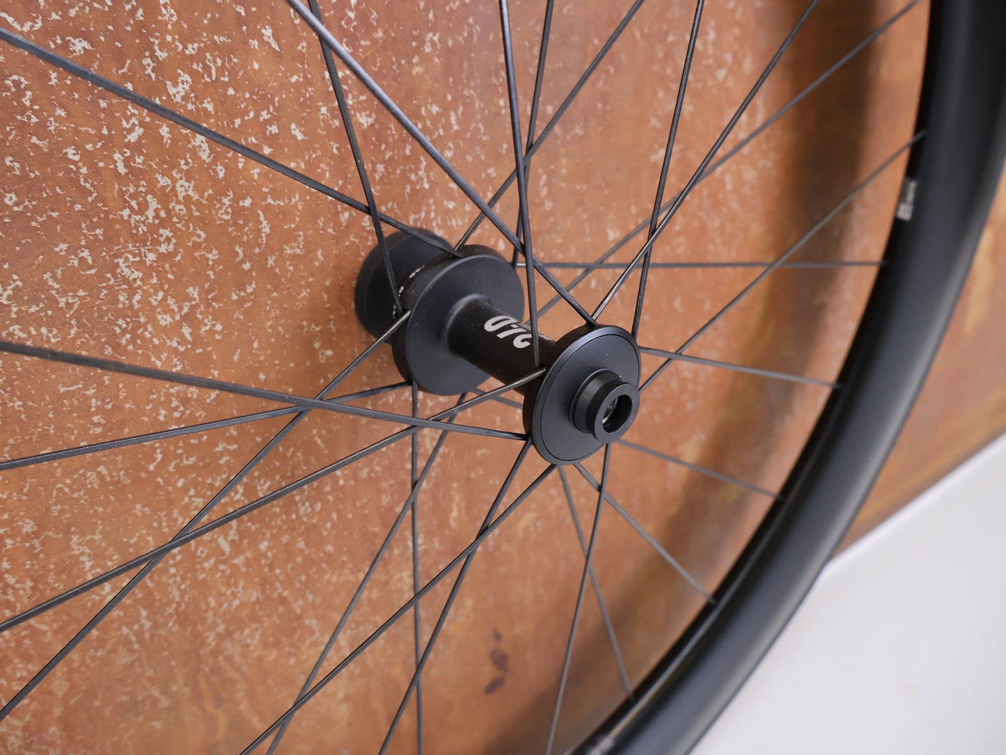 Laufrad/Laufradsatz von Dt Swiss, DT SWISS ARC 1400 DICUT® DB 62 / 80 LAUFRADSATZ – CARBON / DISC / SHIMANO HG vor USEDBIKES - OB.DE Hintergrund