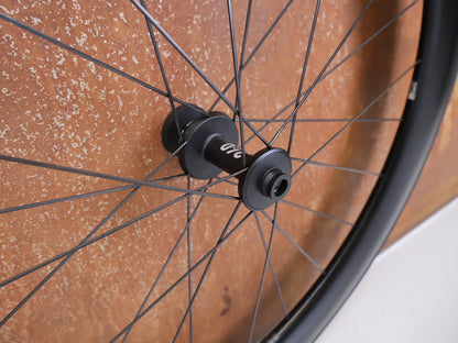 Laufrad/Laufradsatz von Dt Swiss, DT SWISS ARC 1400 DICUT® DB 62 / 80 LAUFRADSATZ – CARBON / DISC / SHIMANO HG vor USEDBIKES - OB.DE Hintergrund