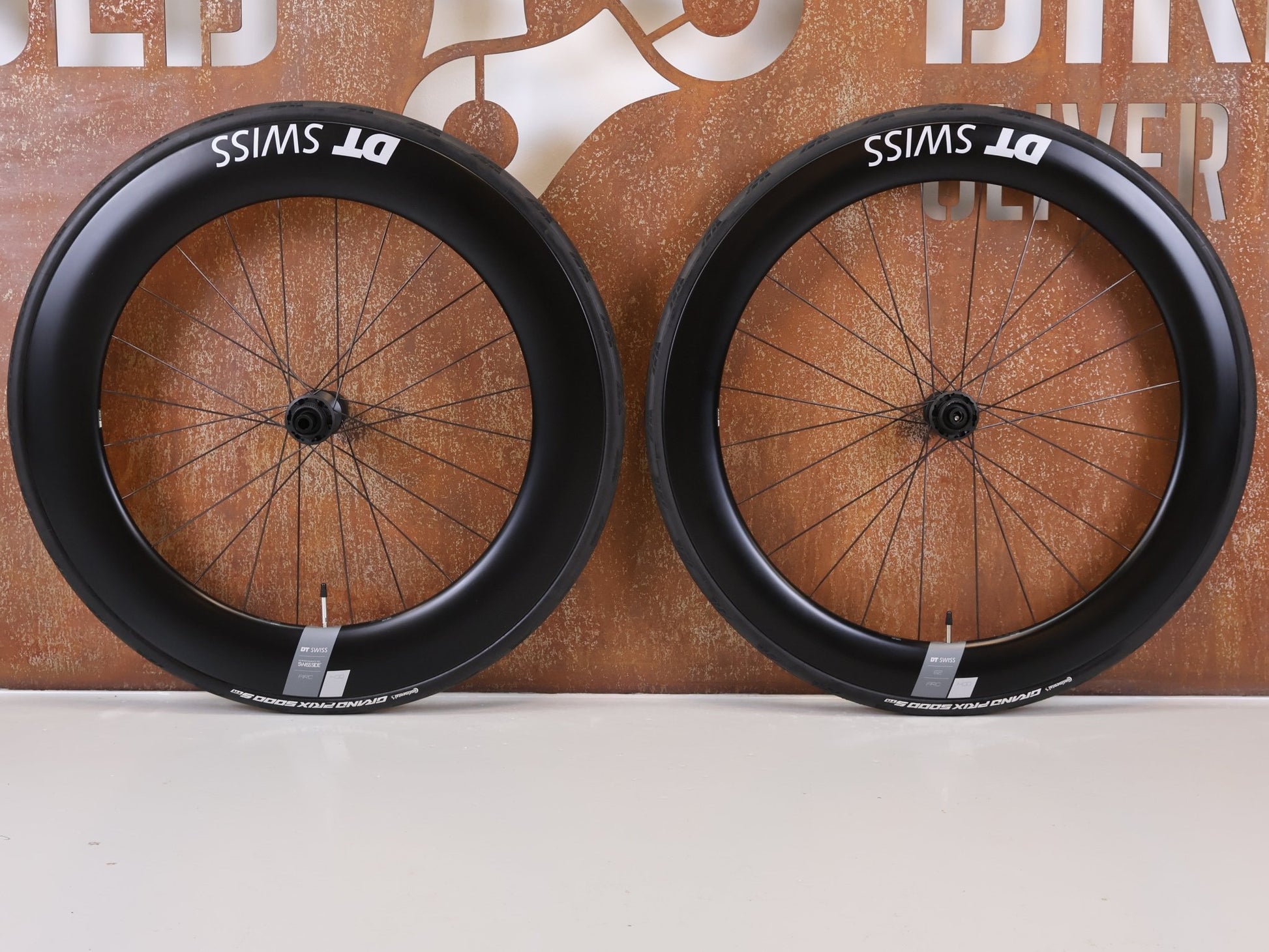 Laufrad/Laufradsatz von Dt Swiss, DT SWISS ARC 1400 DICUT® DB 62 / 80 LAUFRADSATZ – CARBON / DISC / SHIMANO HG vor USEDBIKES - OB.DE Hintergrund