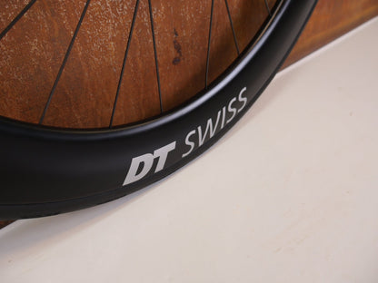 Laufrad/Laufradsatz von Dt Swiss, DT SWISS ARC 1400 DICUT® DB 62 / 80 LAUFRADSATZ – CARBON / DISC / SHIMANO HG vor USEDBIKES - OB.DE Hintergrund