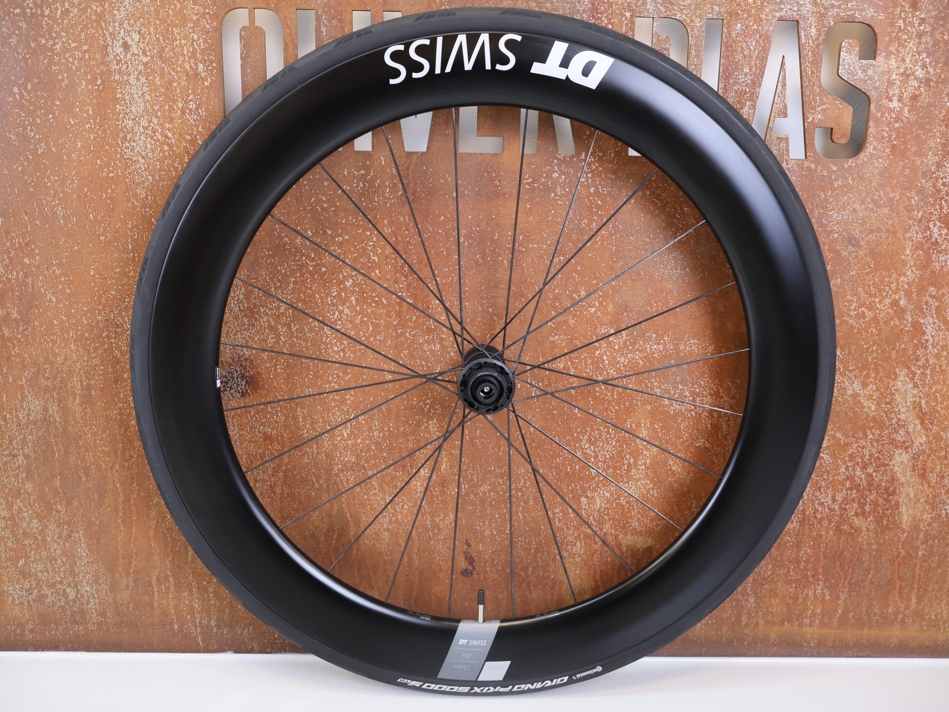 Laufrad/Laufradsatz von Dt Swiss, DT SWISS ARC 1400 DICUT® DB 62 / 80 LAUFRADSATZ – CARBON / DISC / SRAM XDR vor USEDBIKES - OB.DE Hintergrund