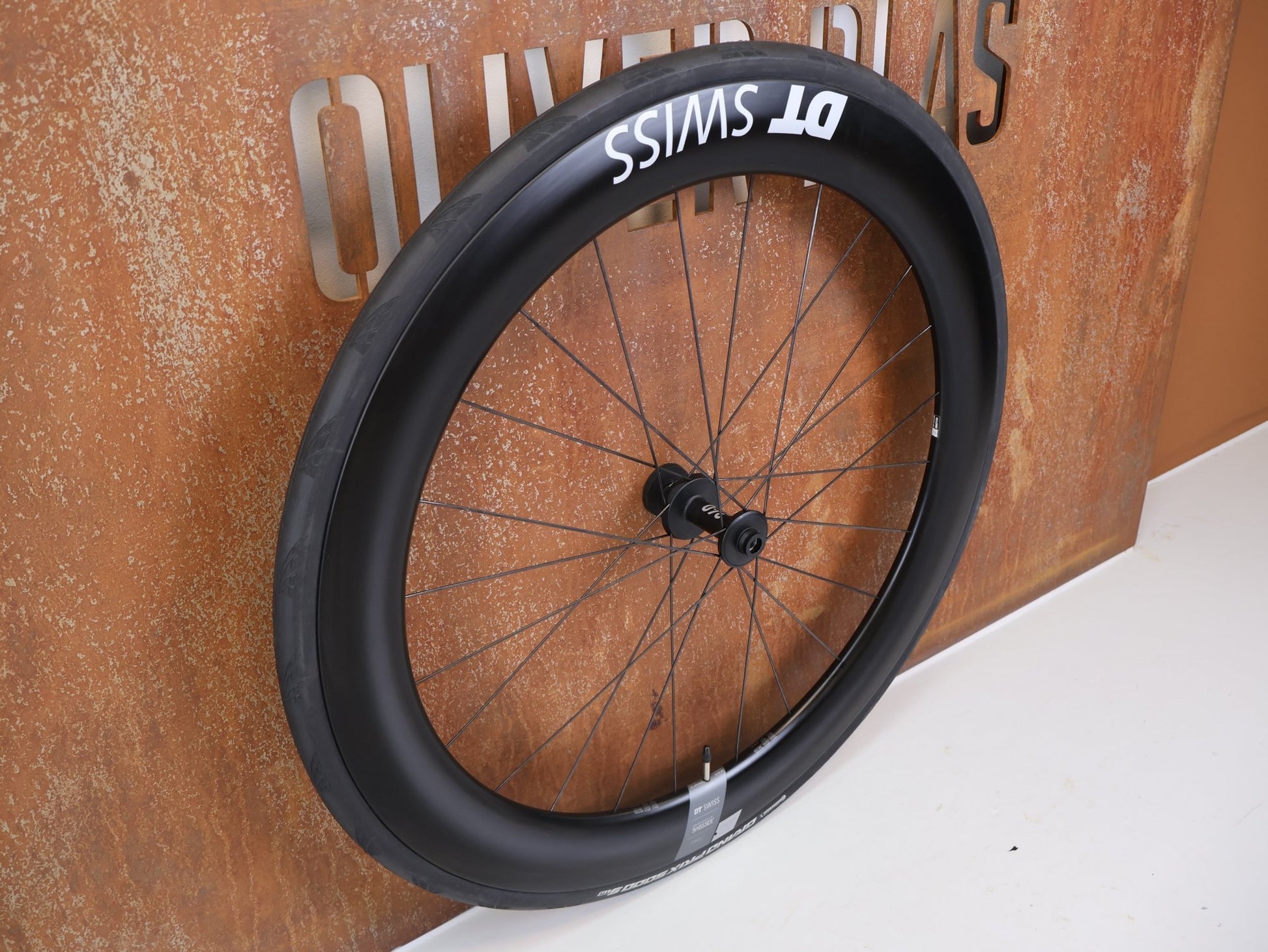 Laufrad/Laufradsatz von Dt Swiss, DT SWISS ARC 1400 DICUT® DB 62 / 80 LAUFRADSATZ – CARBON / DISC / SRAM XDR vor USEDBIKES - OB.DE Hintergrund