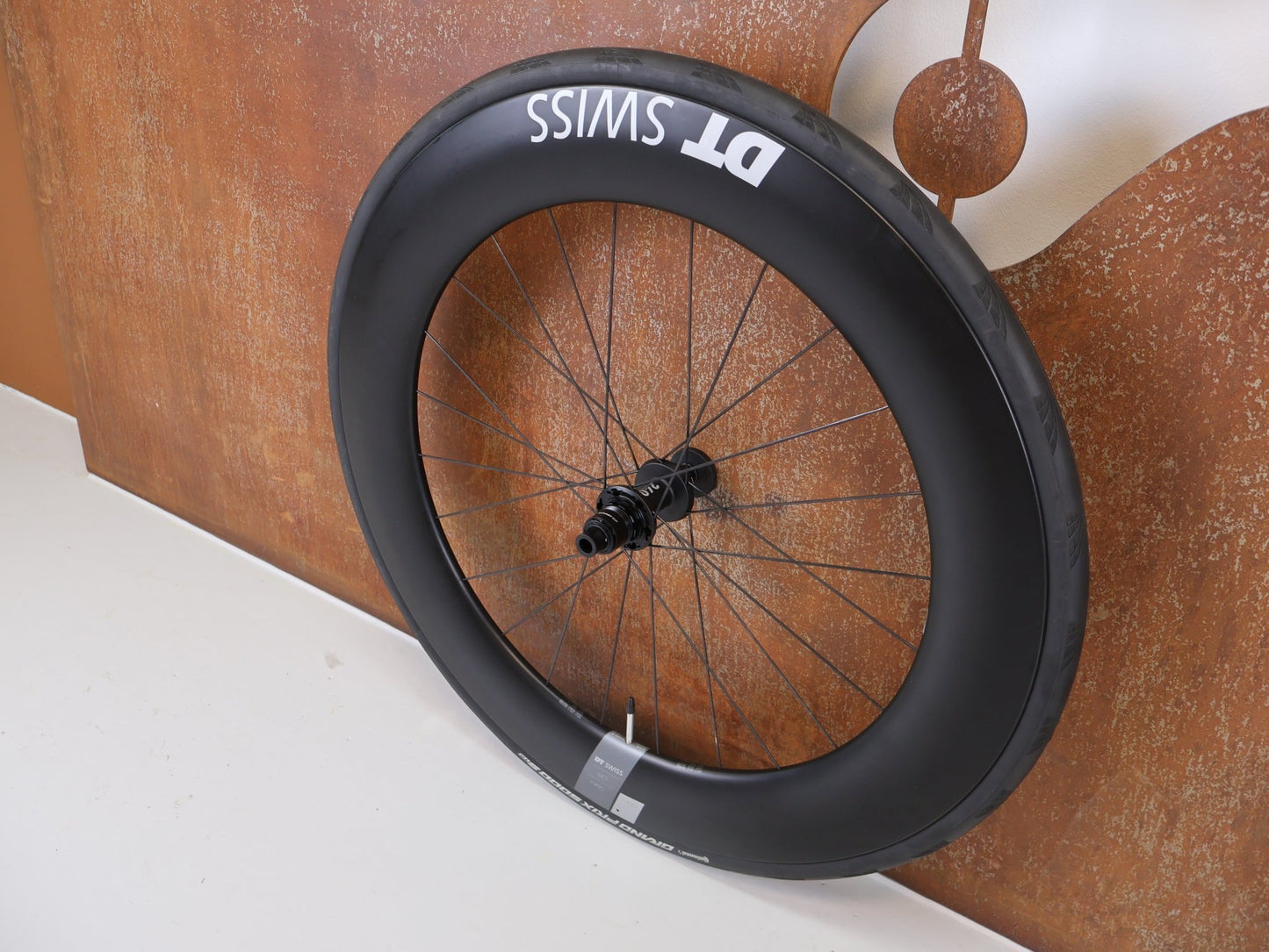 Laufrad/Laufradsatz von Dt Swiss, DT SWISS ARC 1400 DICUT® DB 62 / 80 LAUFRADSATZ – CARBON / DISC / SRAM XDR vor USEDBIKES - OB.DE Hintergrund
