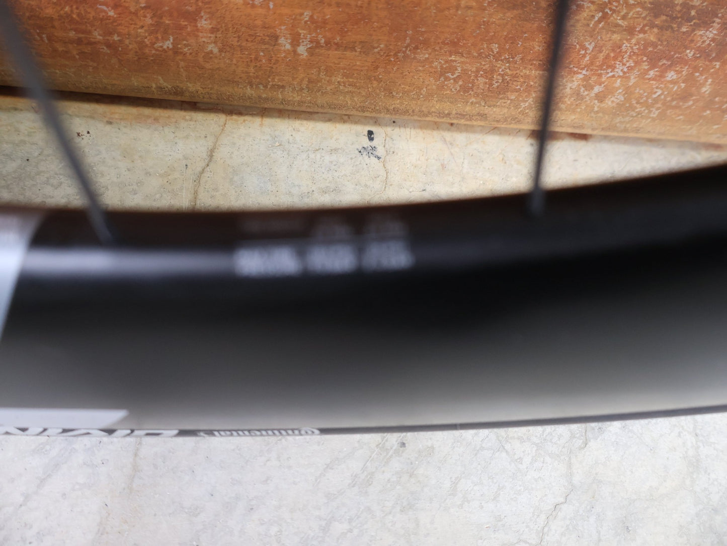 Laufrad/Laufradsatz von Dt Swiss, DT SWISS ARC 1400 DICUT® DB 65 / 80 LAUFRADSATZ – CARBON / DISC / SHIMANO ROAD vor USEDBIKES - OB.DE Hintergrund