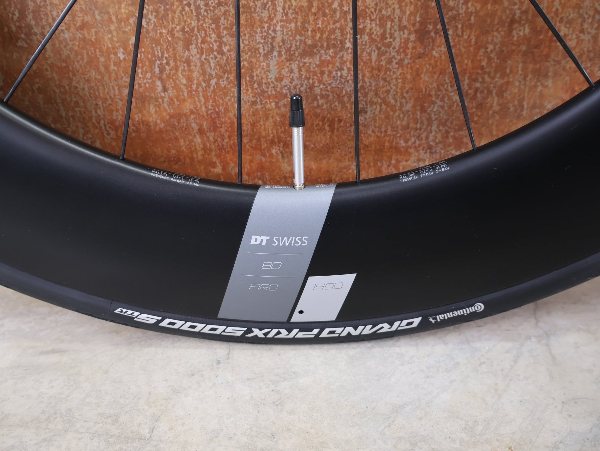 Laufrad/Laufradsatz von Dt Swiss, DT SWISS ARC 1400 DICUT® DB 65 / 80 LAUFRADSATZ – CARBON / DISC / SHIMANO ROAD vor USEDBIKES - OB.DE Hintergrund