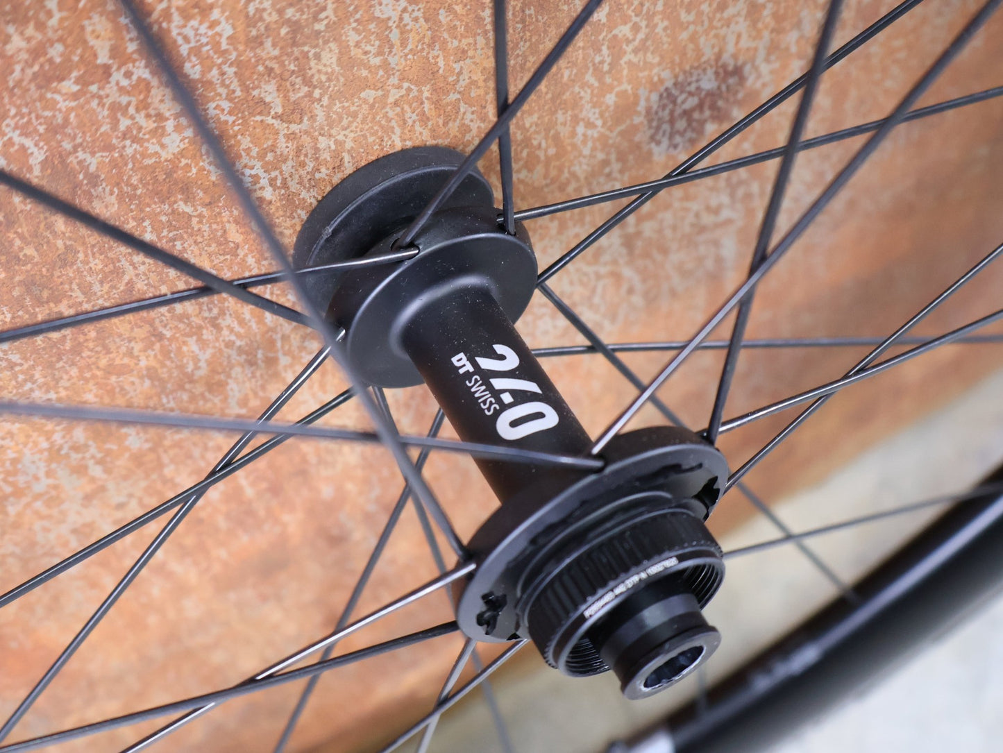 Laufrad/Laufradsatz von Dt Swiss, DT SWISS ARC 1400 DICUT® DB 65 / 80 LAUFRADSATZ – CARBON / DISC / SHIMANO ROAD vor USEDBIKES - OB.DE Hintergrund